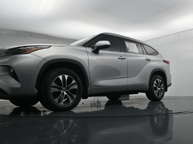 Used 2022 Toyota Highlander XLE AWD/4WD image 35