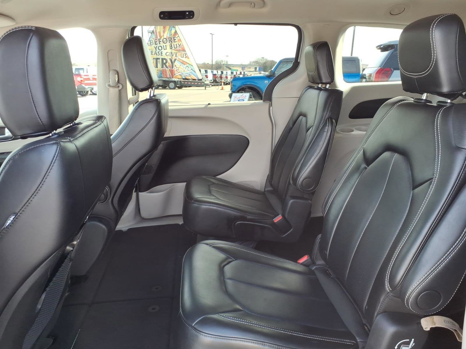 Used 2024 Chrysler Pacifica Touring-L image 13