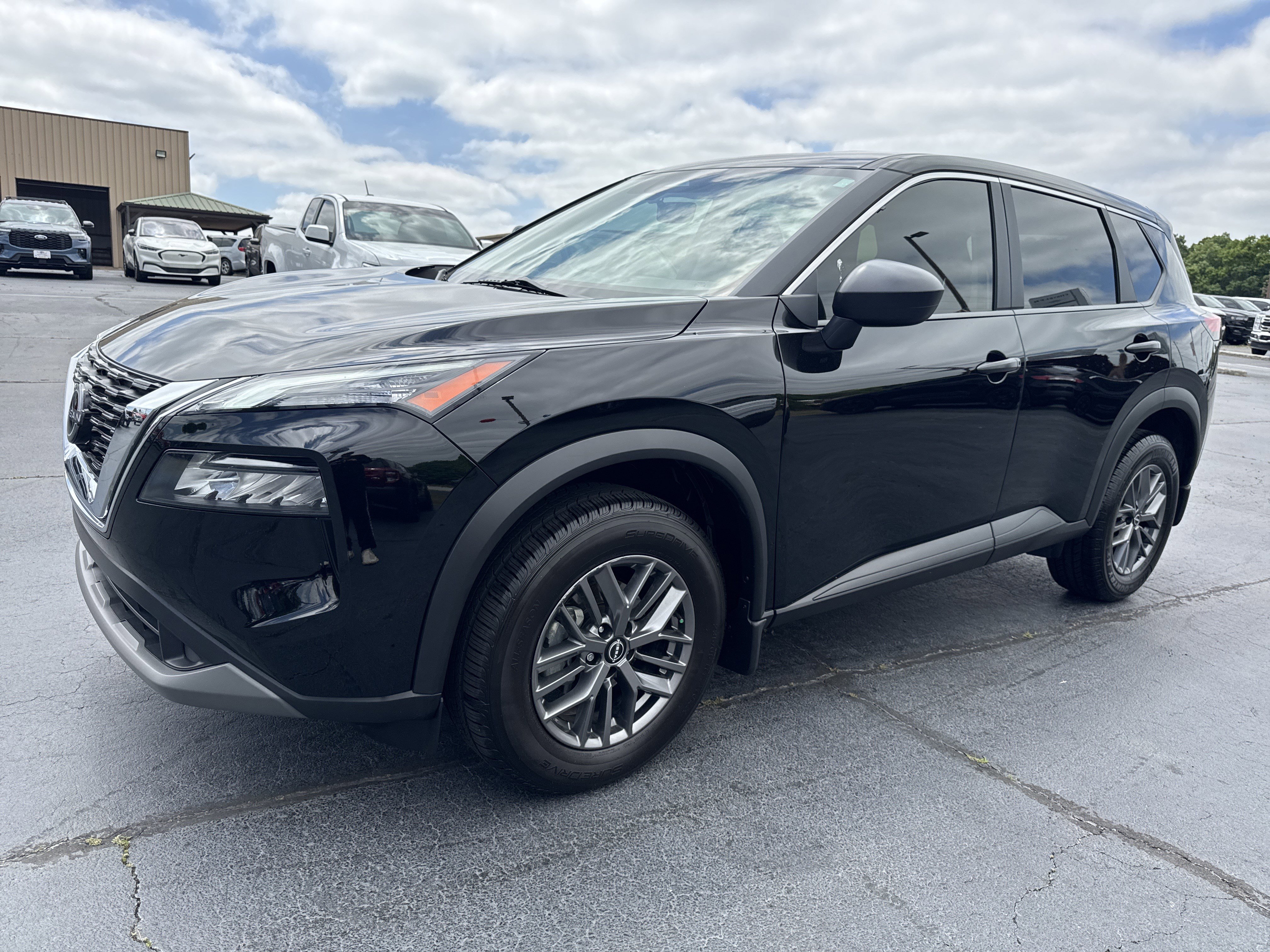 Used 2023 Nissan Rogue S FWD image 2