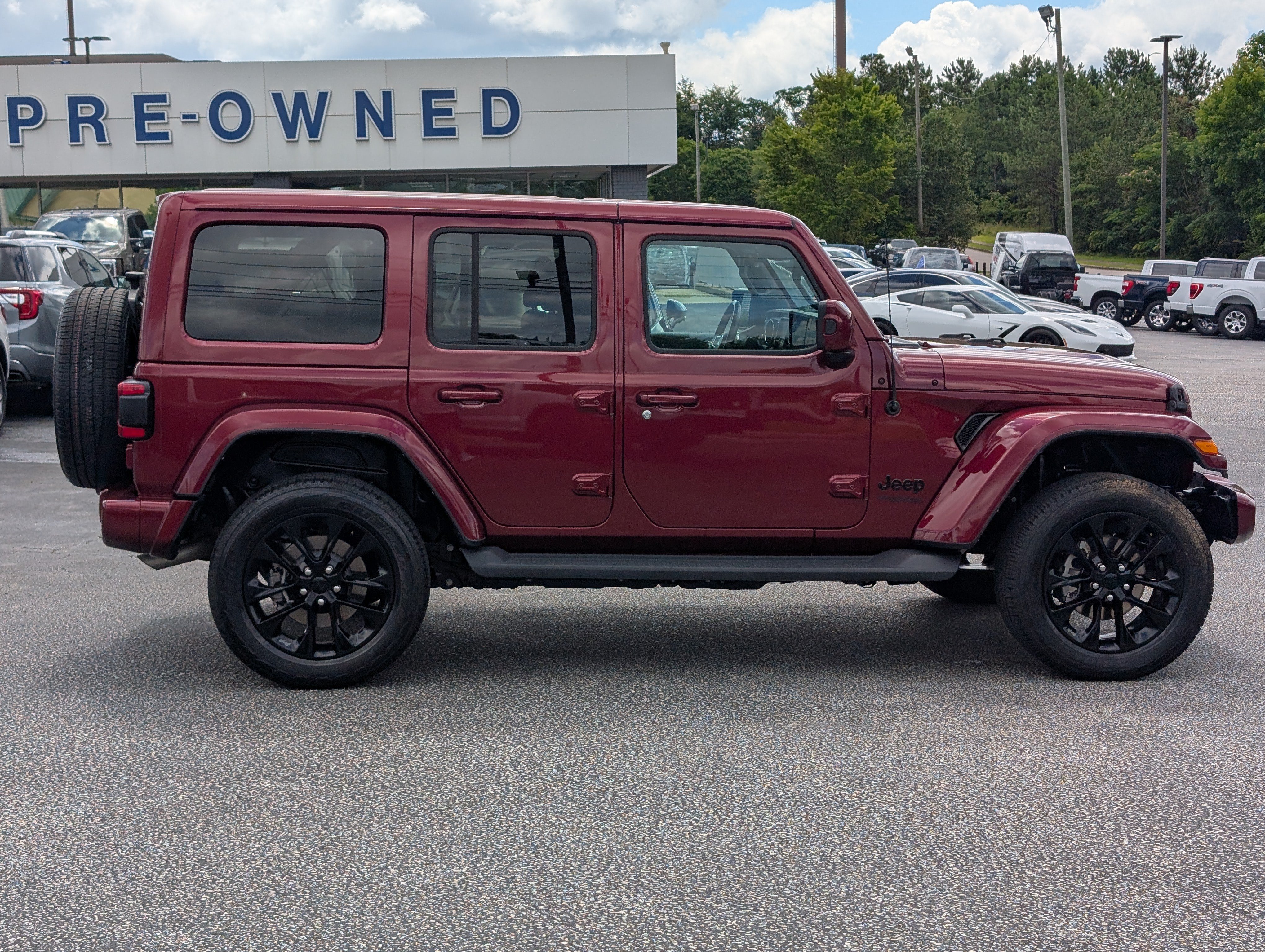 Used 2021 Jeep Wrangler Unlimited Sahara AWD/4WD image 8