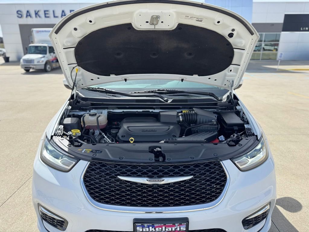 Used 2023 Chrysler Pacifica Touring-L image 50