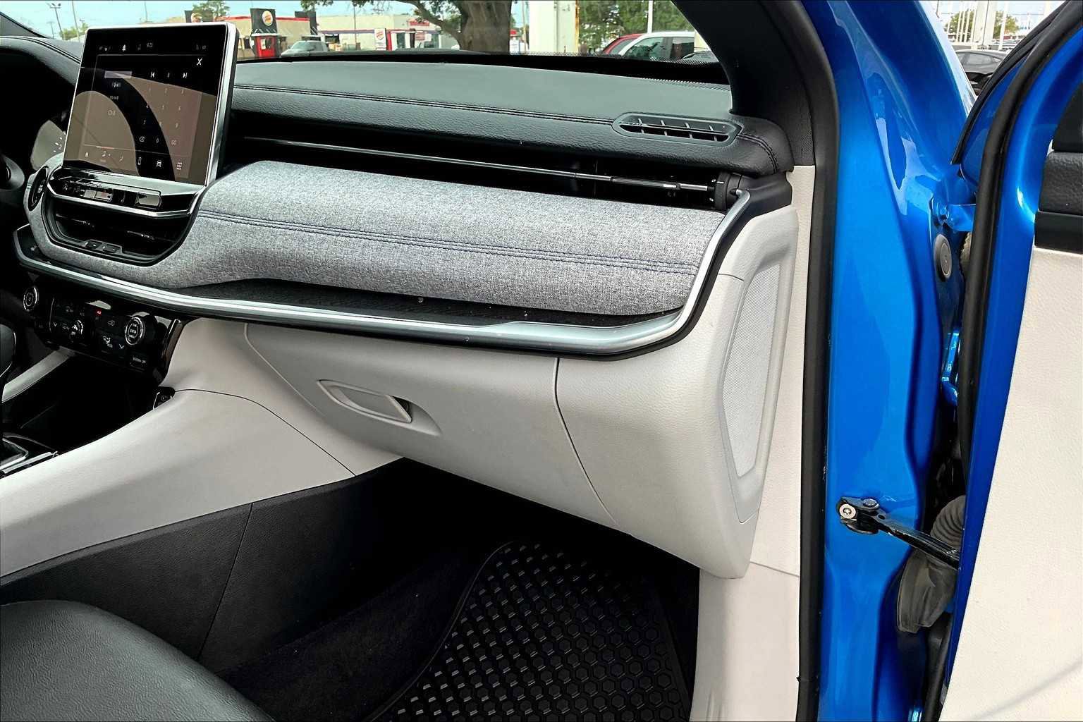 Used 2024 Jeep Compass Latitude w/ Convenience Group image 18