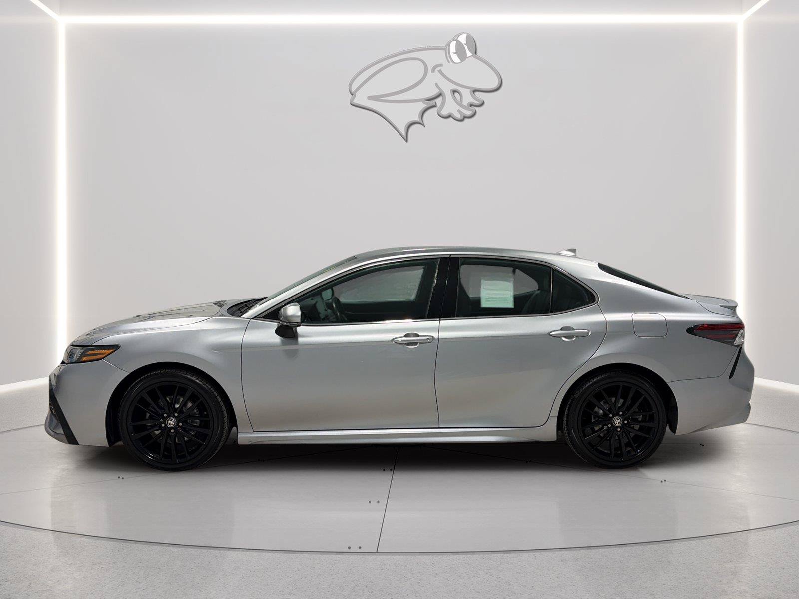 Used 2024 Toyota Camry XSE FWD image 2
