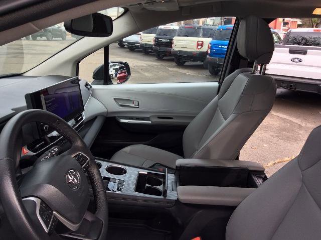Used 2025 Toyota Sienna XLE image 19