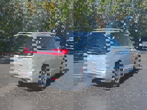 Used 2024 Chrysler Pacifica Touring-L image 5