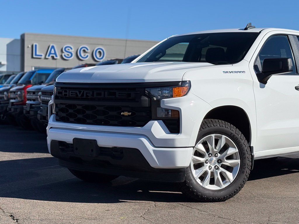 Used 2023 Chevrolet Silverado 1500 Custom AWD/4WD image 2