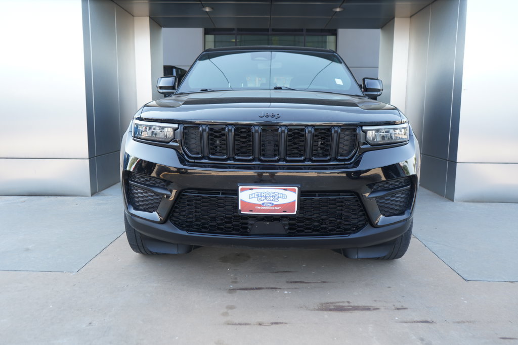 Used 2022 Jeep Grand Cherokee Altitude AWD/4WD image 4