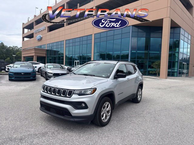 Used 2024 Jeep Compass Latitude AWD/4WD image 1