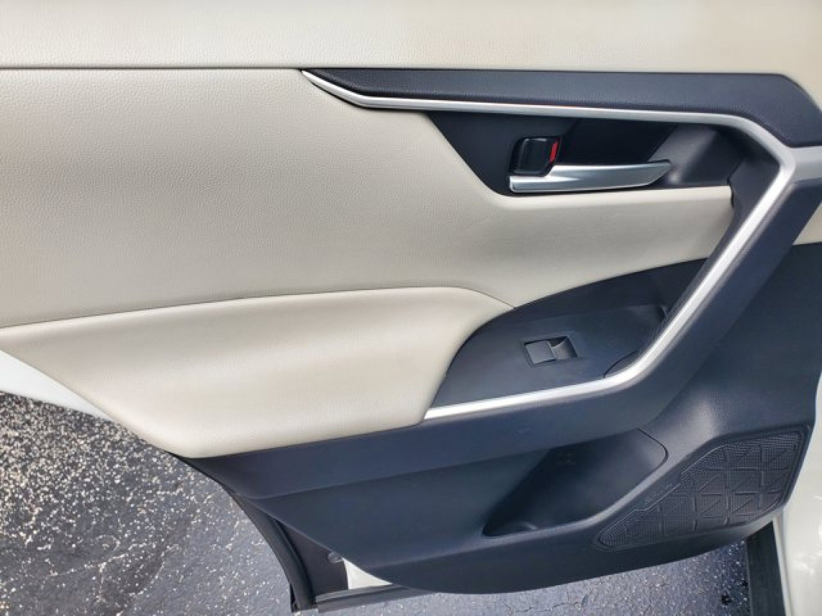 Used 2021 Toyota RAV4 XLE Premium image 32