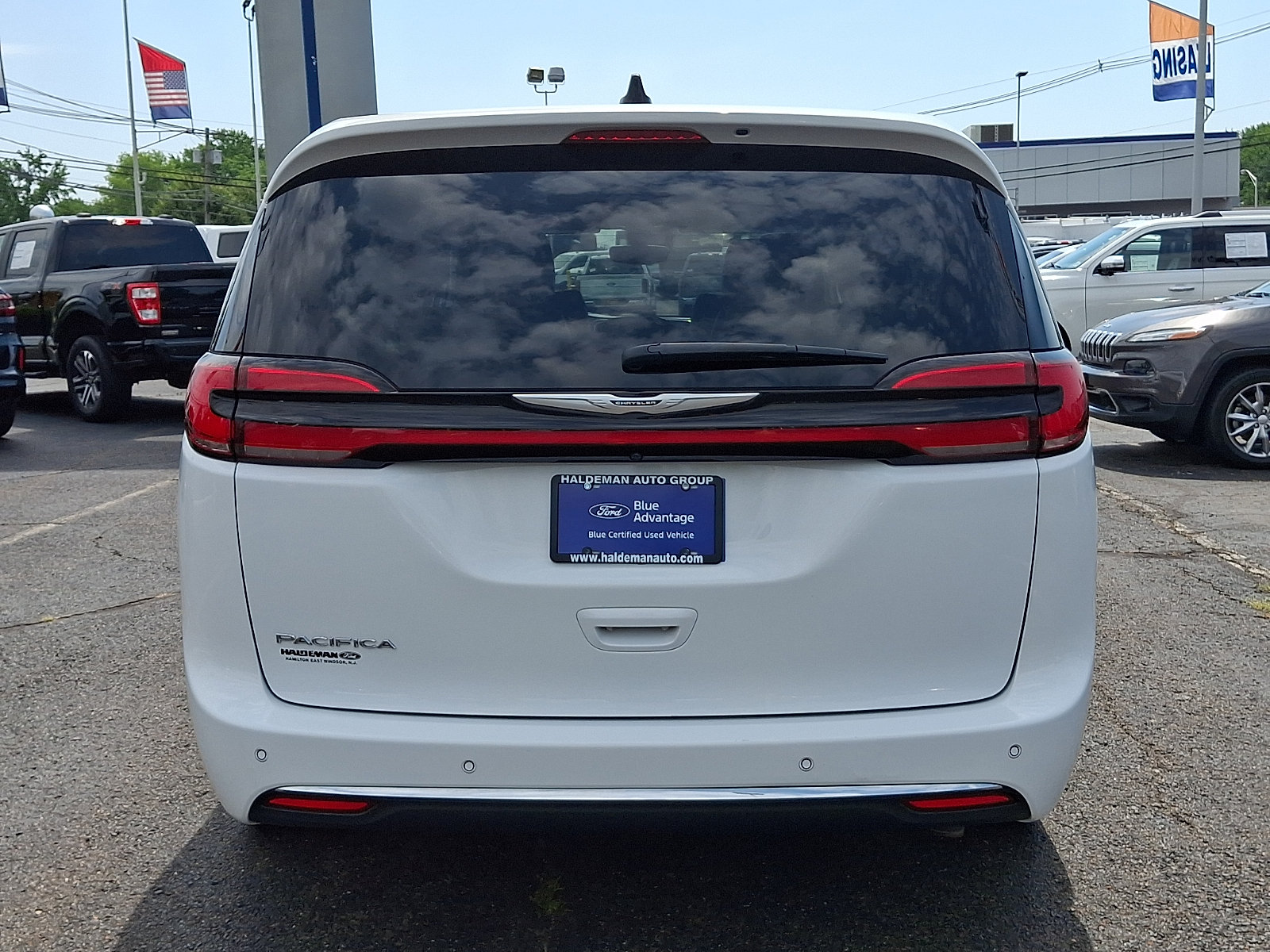 Used 2023 Chrysler Pacifica Touring-L FWD image 6