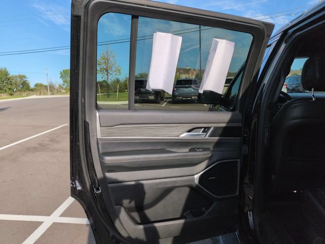 Used 2022 Jeep Wagoneer Series III AWD/4WD image 26
