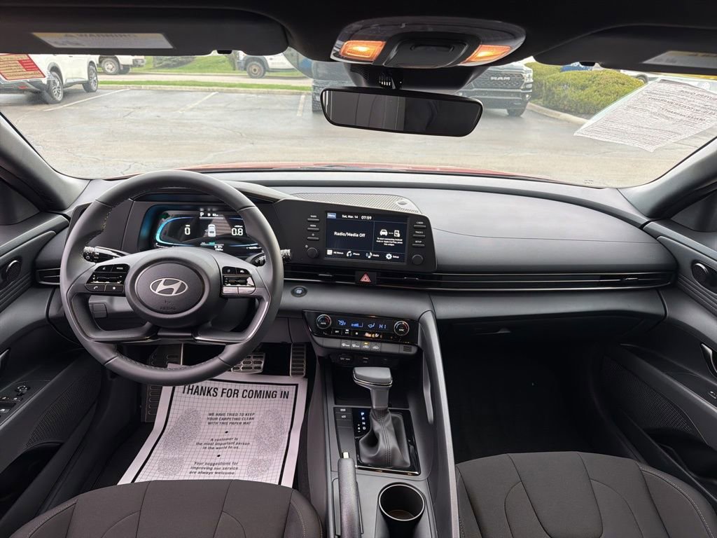 Used 2025 Hyundai Elantra Sport image 2