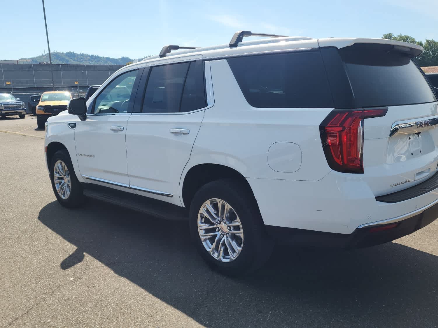 Used 2021 GMC Yukon SLT w/ SLT Premium Package AWD/4WD image 3