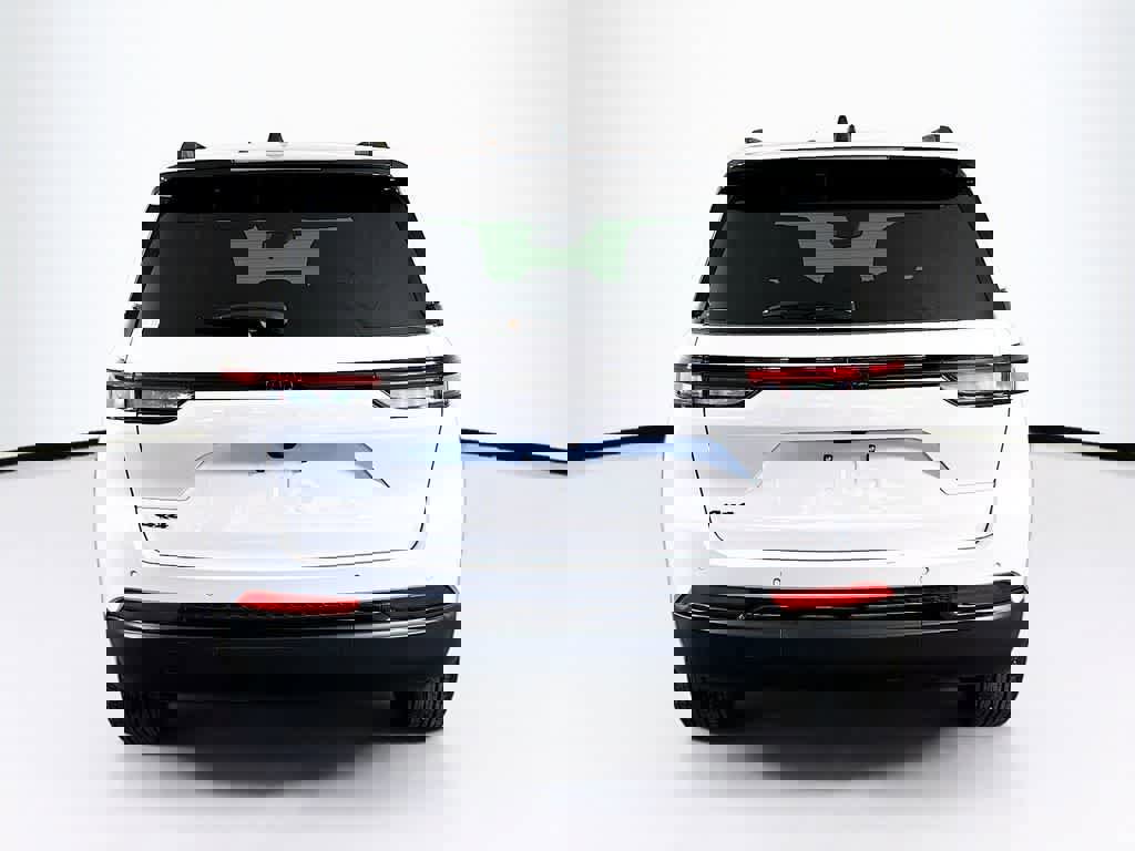 Used 2024 Jeep Grand Cherokee Altitude image 4