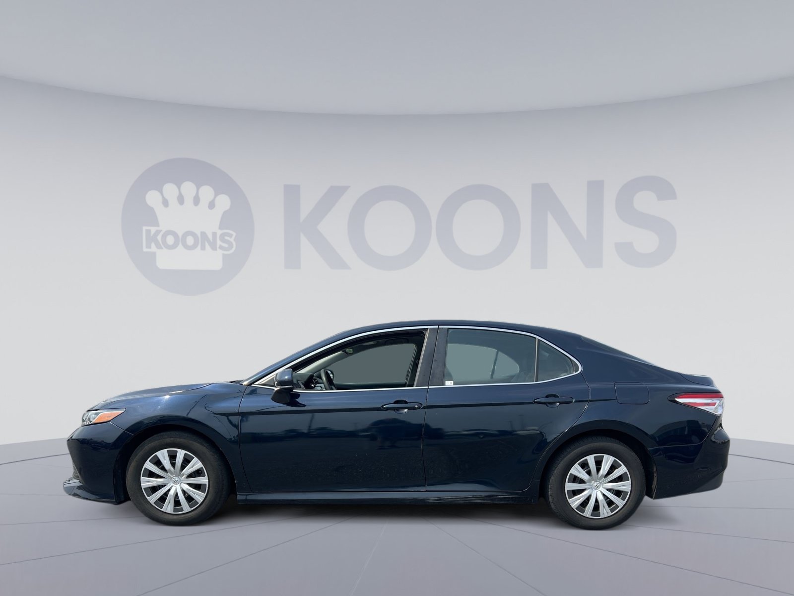 Used 2018 Toyota Camry FWD image 2