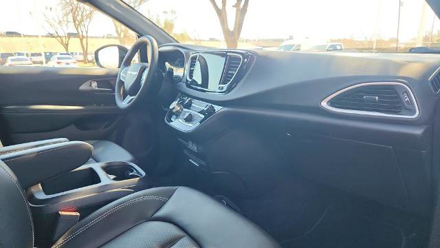 Used 2025 Chrysler Pacifica Select image 34