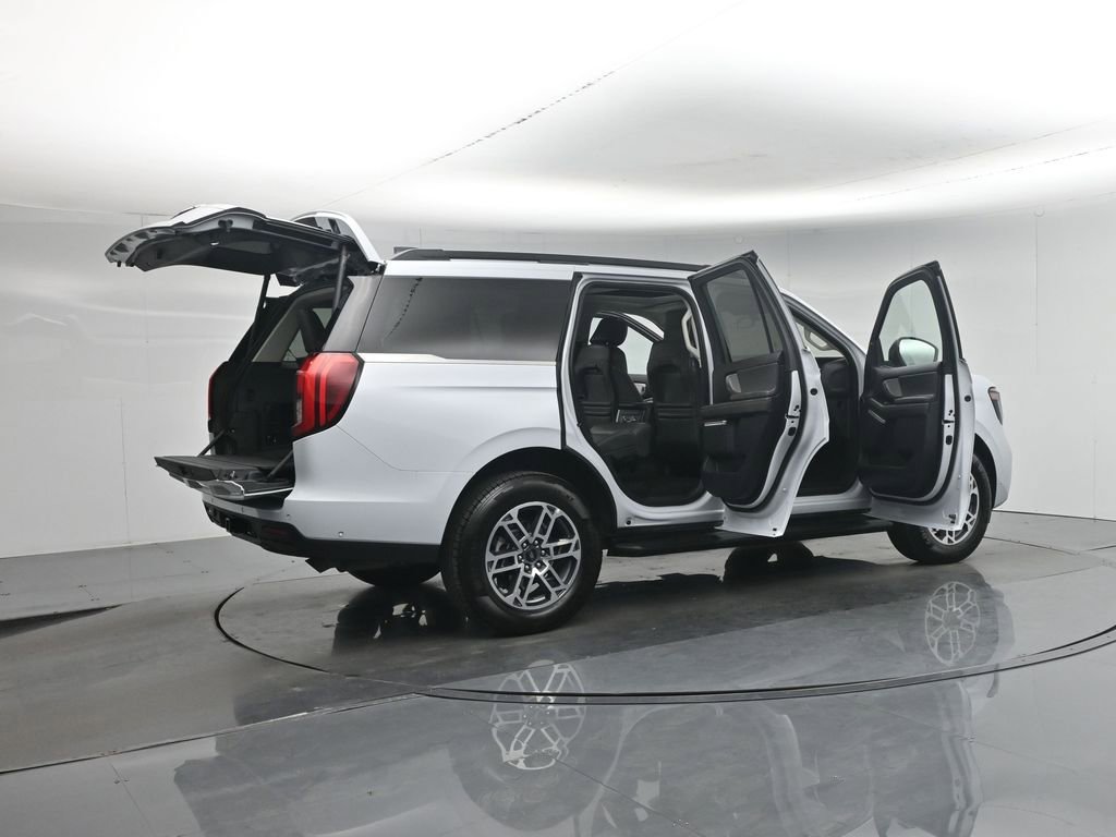 Certified 2025 Ford Expedition Active RWD image 5