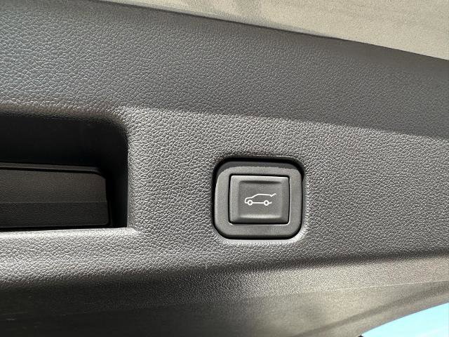 Used 2025 Chevrolet Traverse LT w/ Midnight/Sport Edition image 12