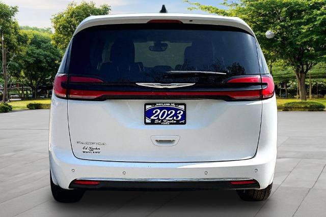 Used 2023 Chrysler Pacifica Touring-L FWD image 4