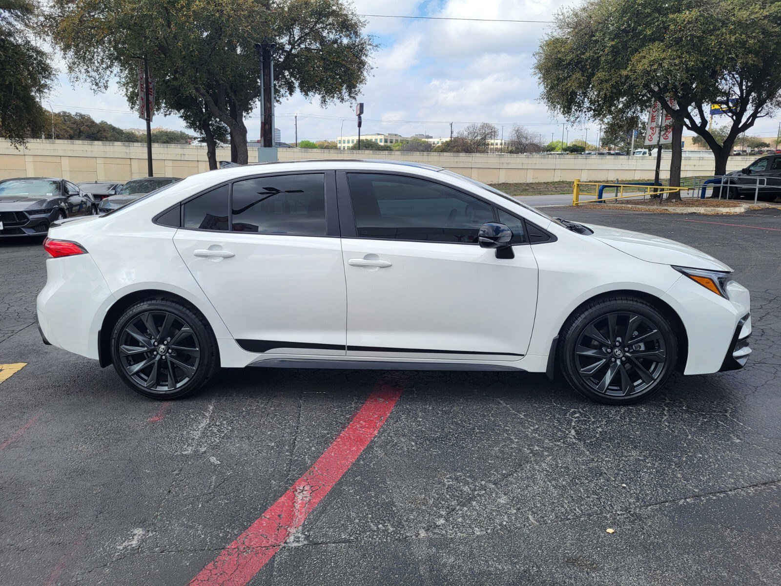 Used 2025 Toyota Corolla SE image 2