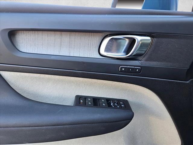 Used 2023 Volvo XC40 B5 Plus image 8