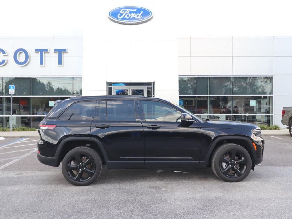 Used 2023 Jeep Grand Cherokee Limited w/ Black Appearance Package image 17