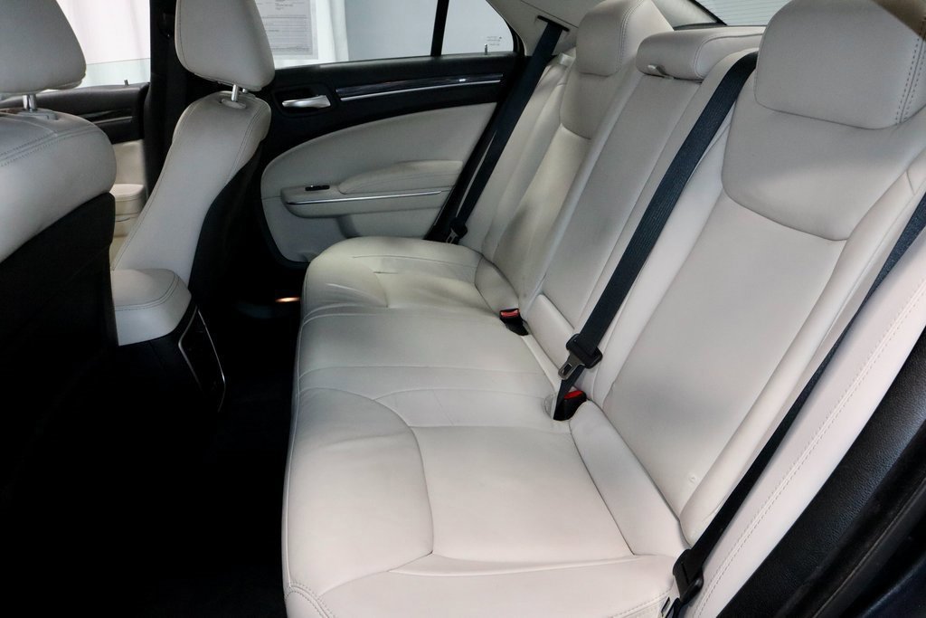 Used 2018 Chrysler 300 Touring L image 22