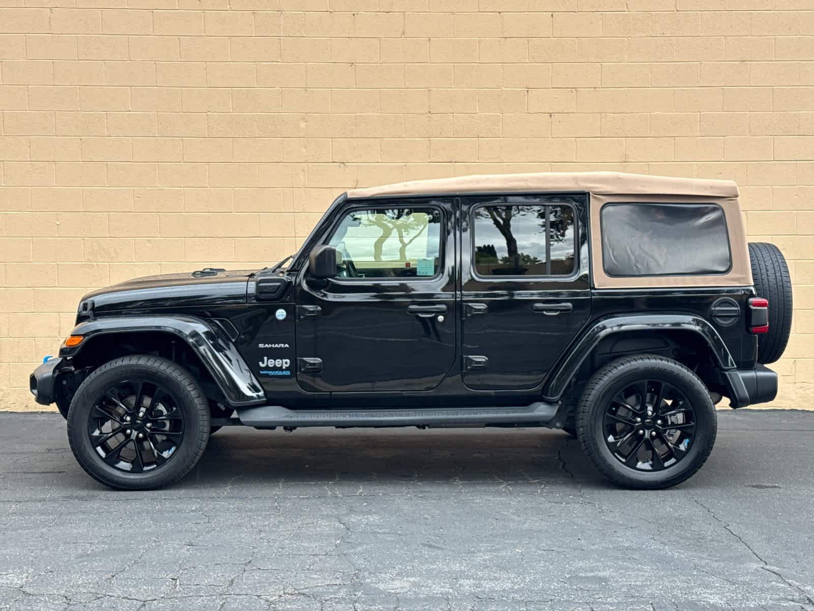 Used 2022 Jeep Wrangler Unlimited Sahara AWD/4WD image 5