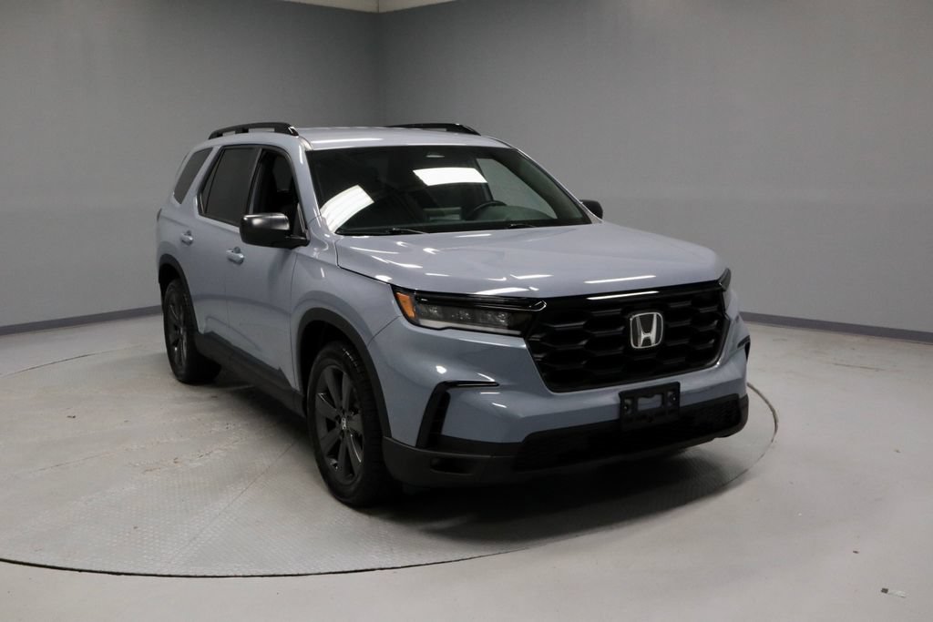 Used 2025 Honda Pilot Sport image 1