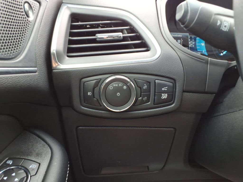 Certified 2024 Ford Edge Titanium w/ Class II Trailer Tow Package image 16