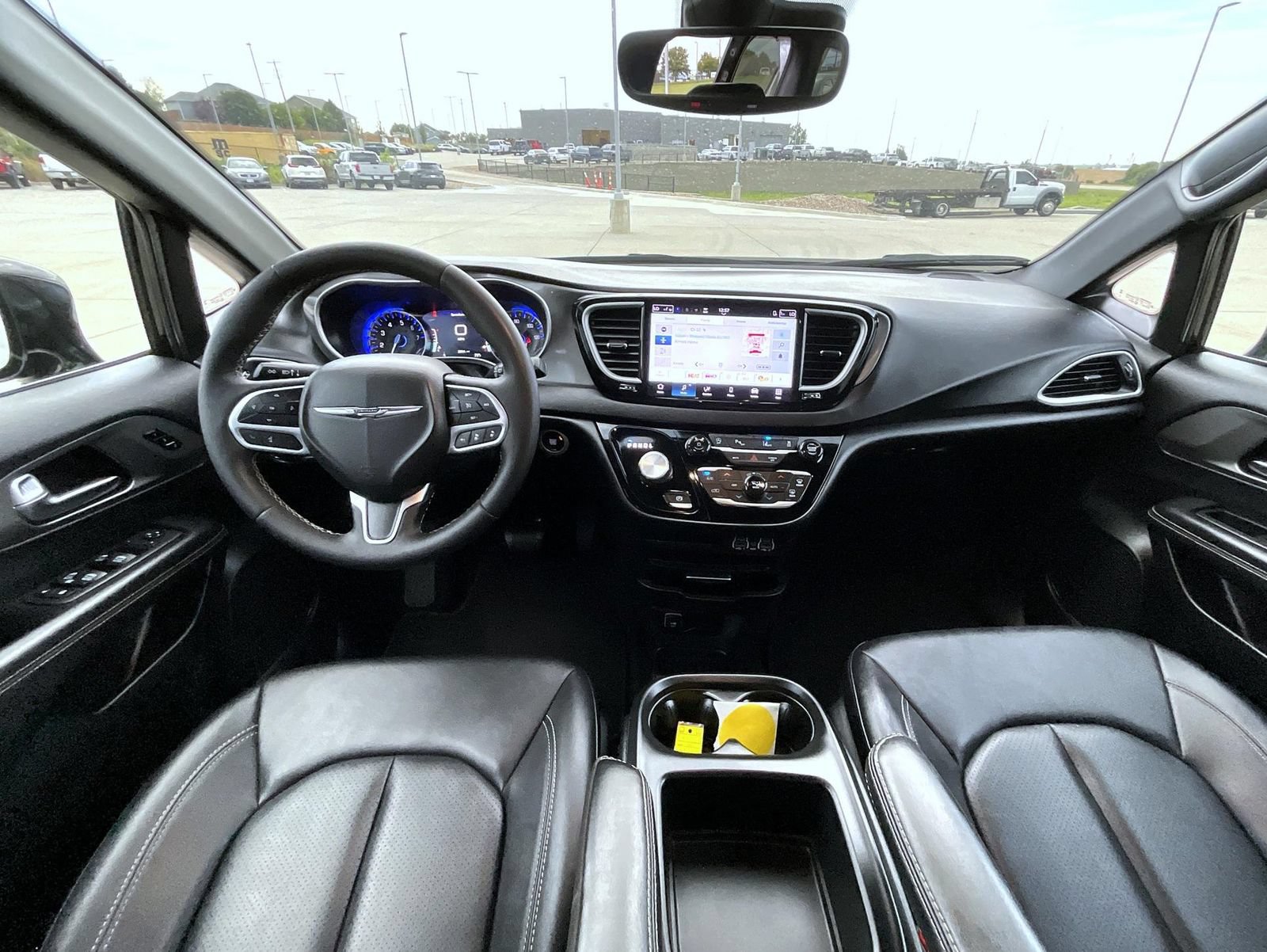 Used 2025 Chrysler Pacifica Select FWD image 13