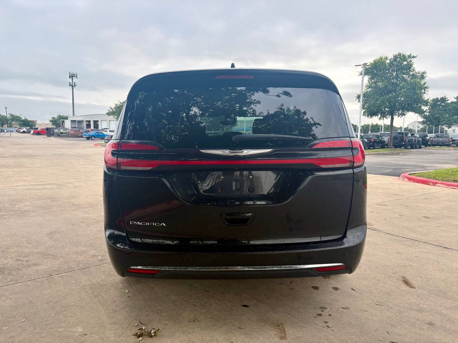 Used 2024 Chrysler Pacifica Touring-L FWD image 4
