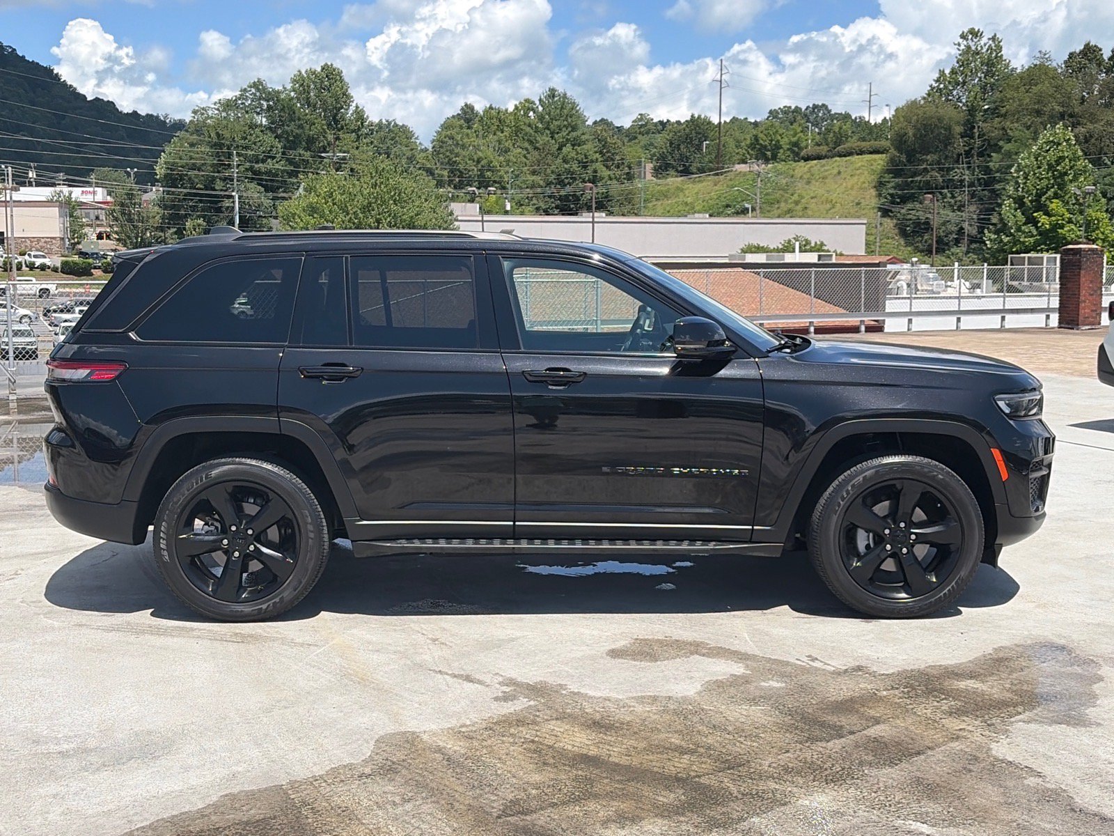 Used 2023 Jeep Grand Cherokee Altitude AWD/4WD image 2