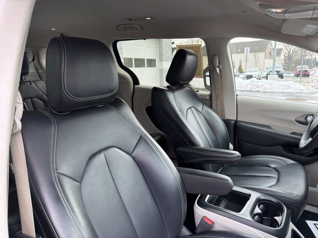 Used 2023 Chrysler Pacifica Touring-L FWD image 40