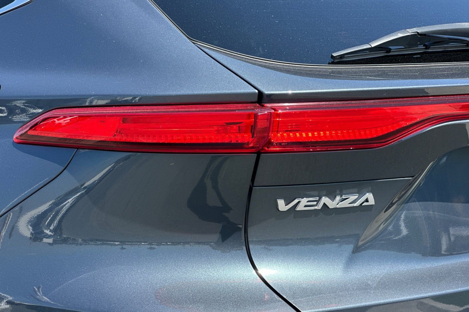 Used 2023 Toyota Venza LE AWD/4WD image 26