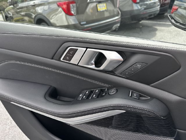 Used 2024 BMW X5 xDrive40i w/ M Sport Package AWD/4WD image 32