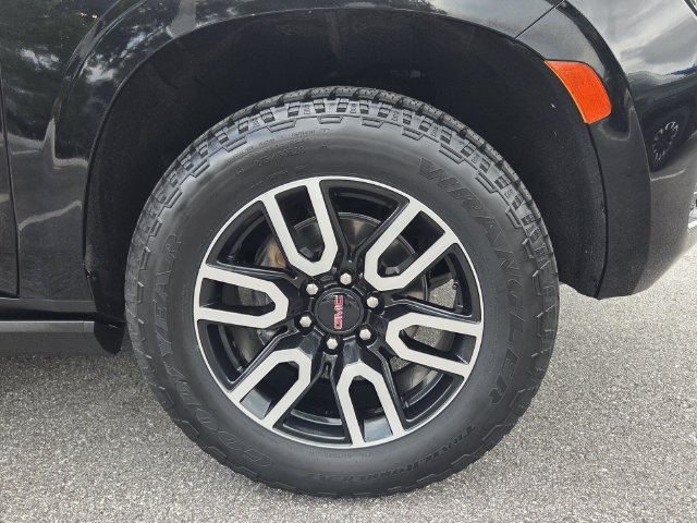 Used 2022 GMC Yukon XL AT4 w/ Technology Package AWD/4WD image 11