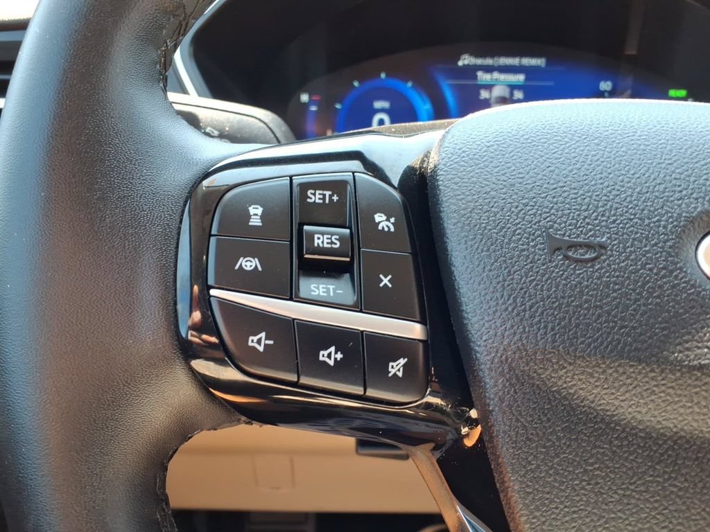 Certified 2022 Ford Escape Titanium FWD image 23