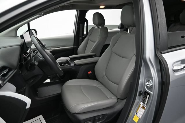 Used 2025 Toyota Sienna XLE FWD image 11