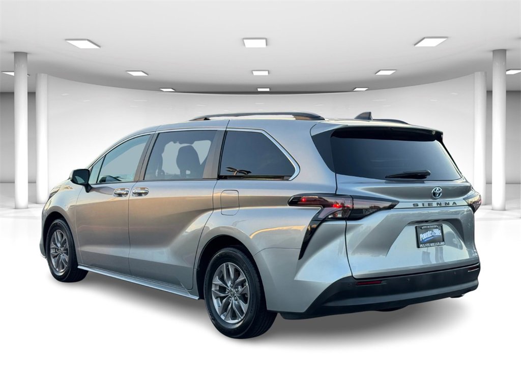 Used 2024 Toyota Sienna XLE image 3