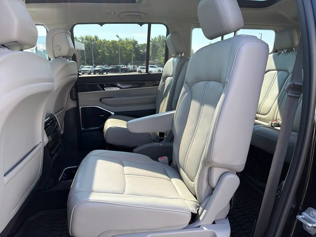 Used 2022 Jeep Wagoneer Series III w/ Premium Group I AWD/4WD image 14
