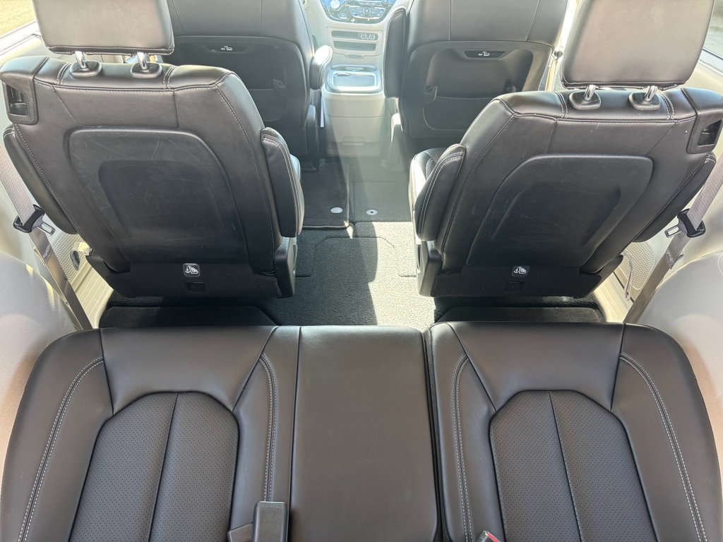 Used 2023 Chrysler Pacifica Touring-L FWD image 9