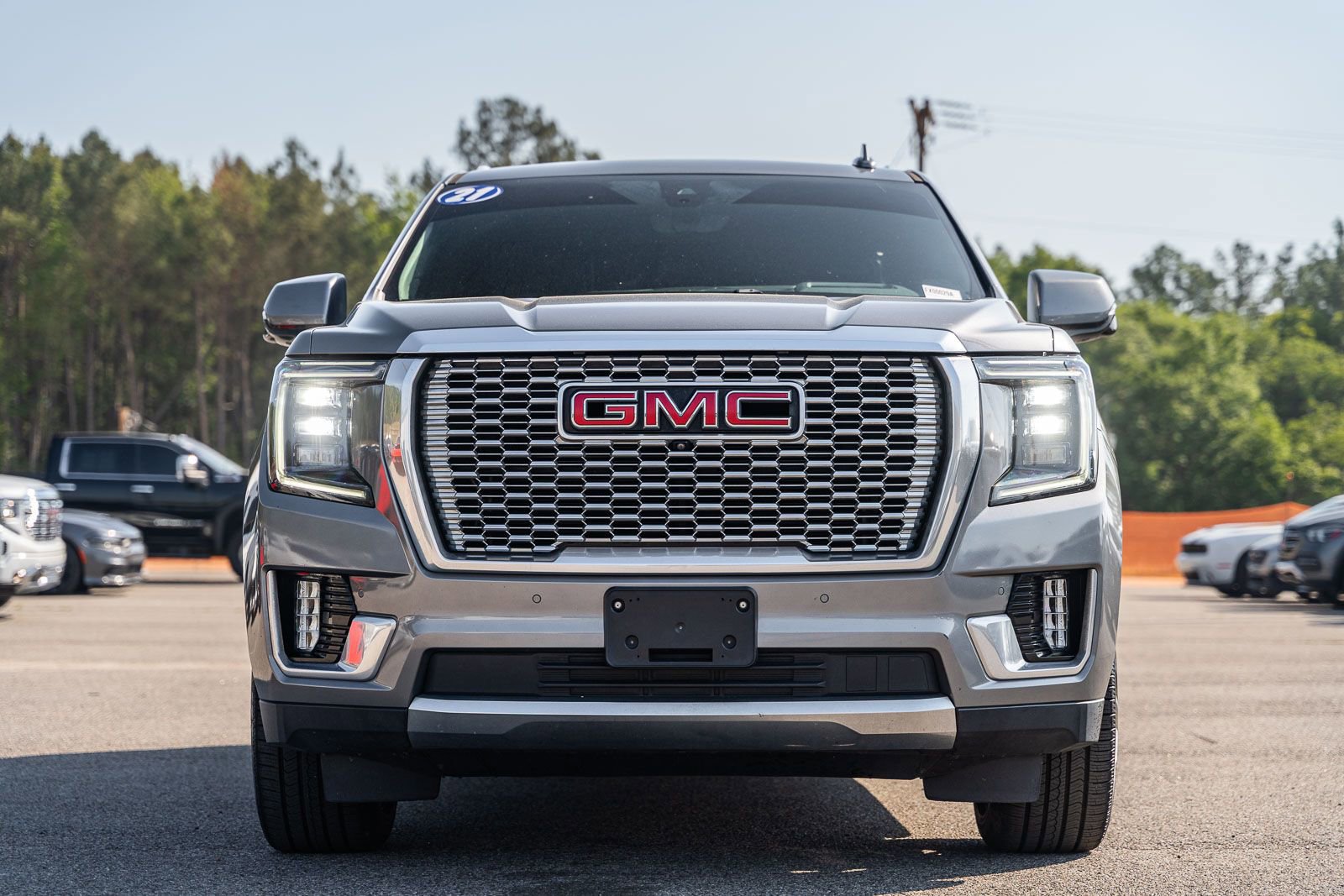 Used 2021 GMC Yukon Denali w/ Denali Premium Package RWD image 2