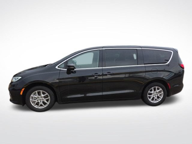 Used 2023 Chrysler Pacifica Touring-L FWD image 6