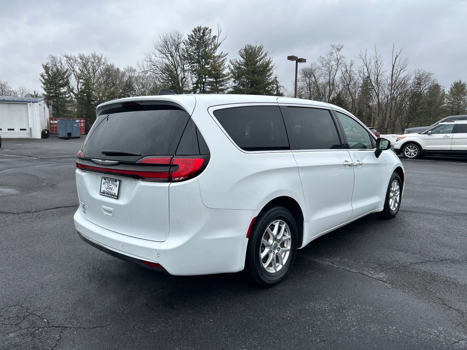Used 2023 Chrysler Pacifica Touring-L image 15