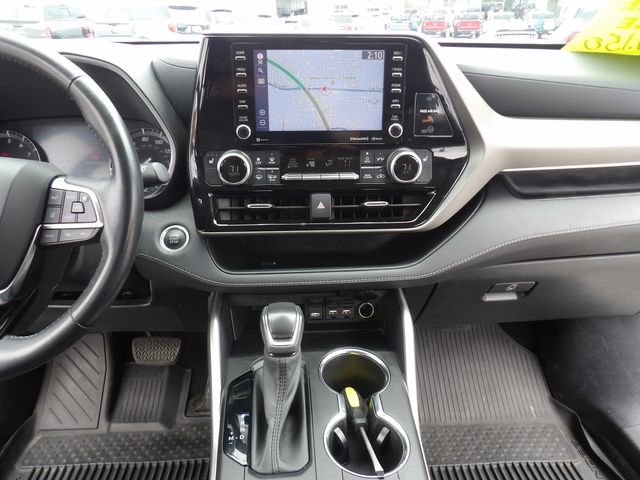 Used 2021 Toyota Highlander XLE AWD/4WD image 17