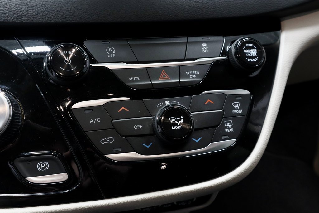 Used 2024 Chrysler Voyager LX image 32