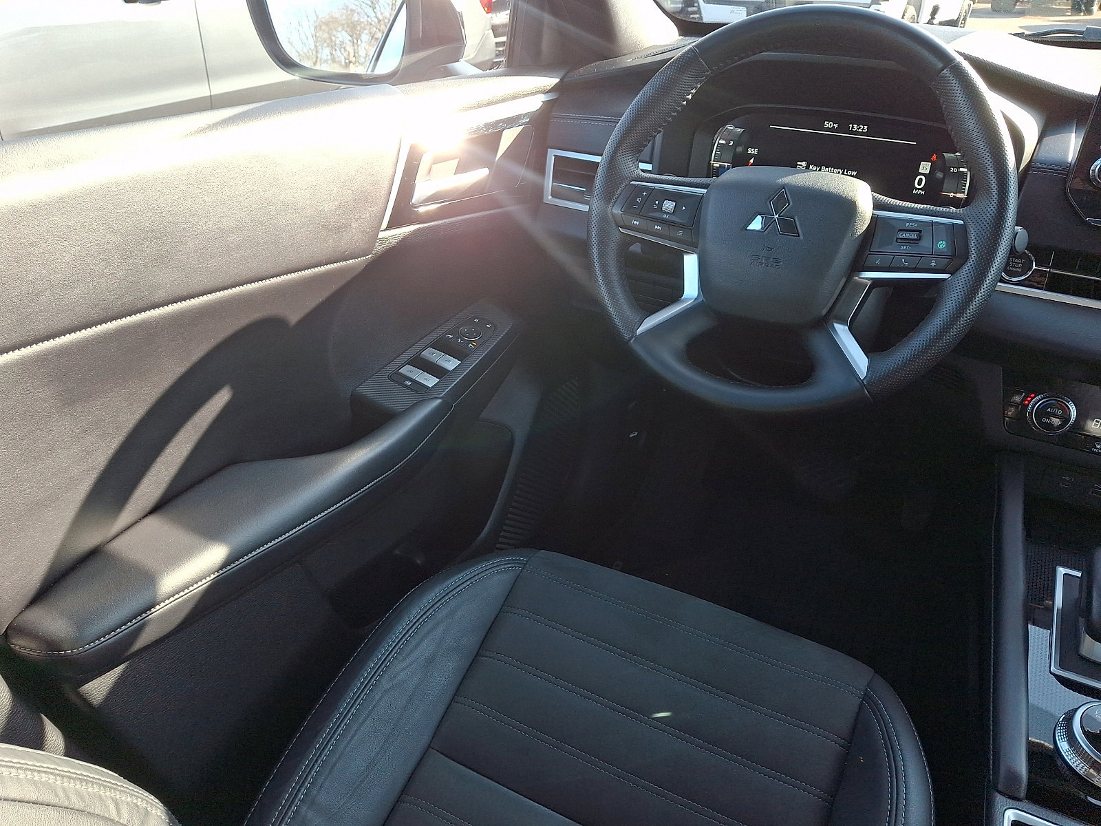 Used 2023 Mitsubishi Outlander SE Black Edition image 14