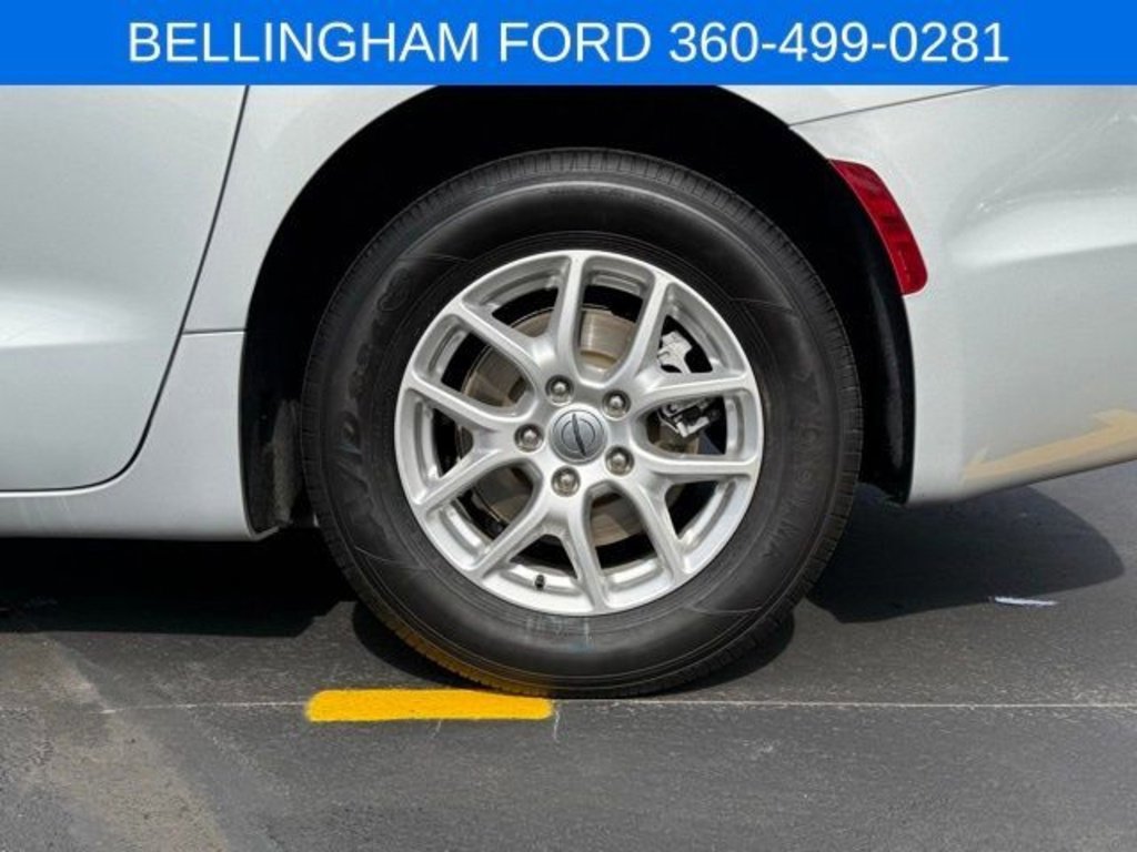 Used 2024 Chrysler Pacifica Touring-L image 15