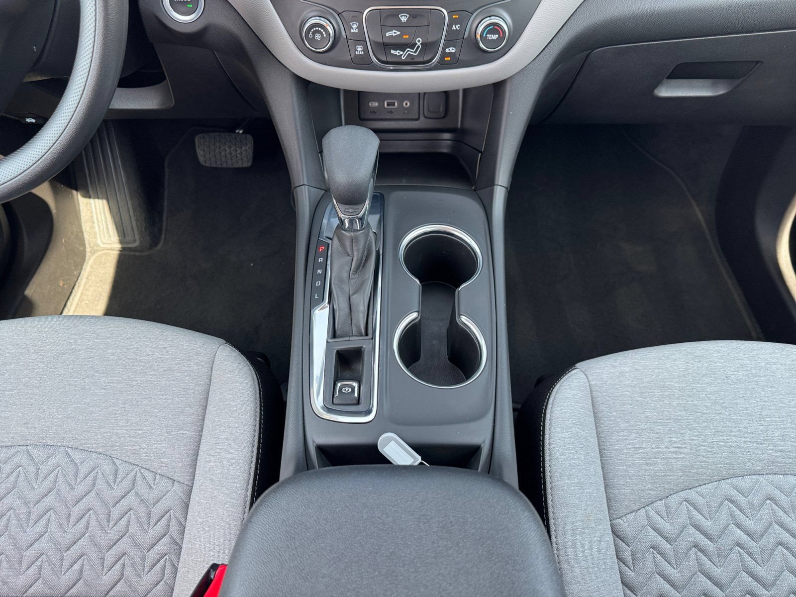 Used 2024 Chevrolet Equinox LS w/ Driver Confidence II Package FWD image 11